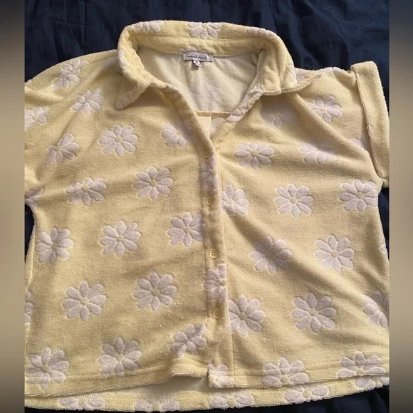 White Birch “It’s No Bother” Yellow with Daisies Terrycloth Button Down Shirt - Picture 5 of 7